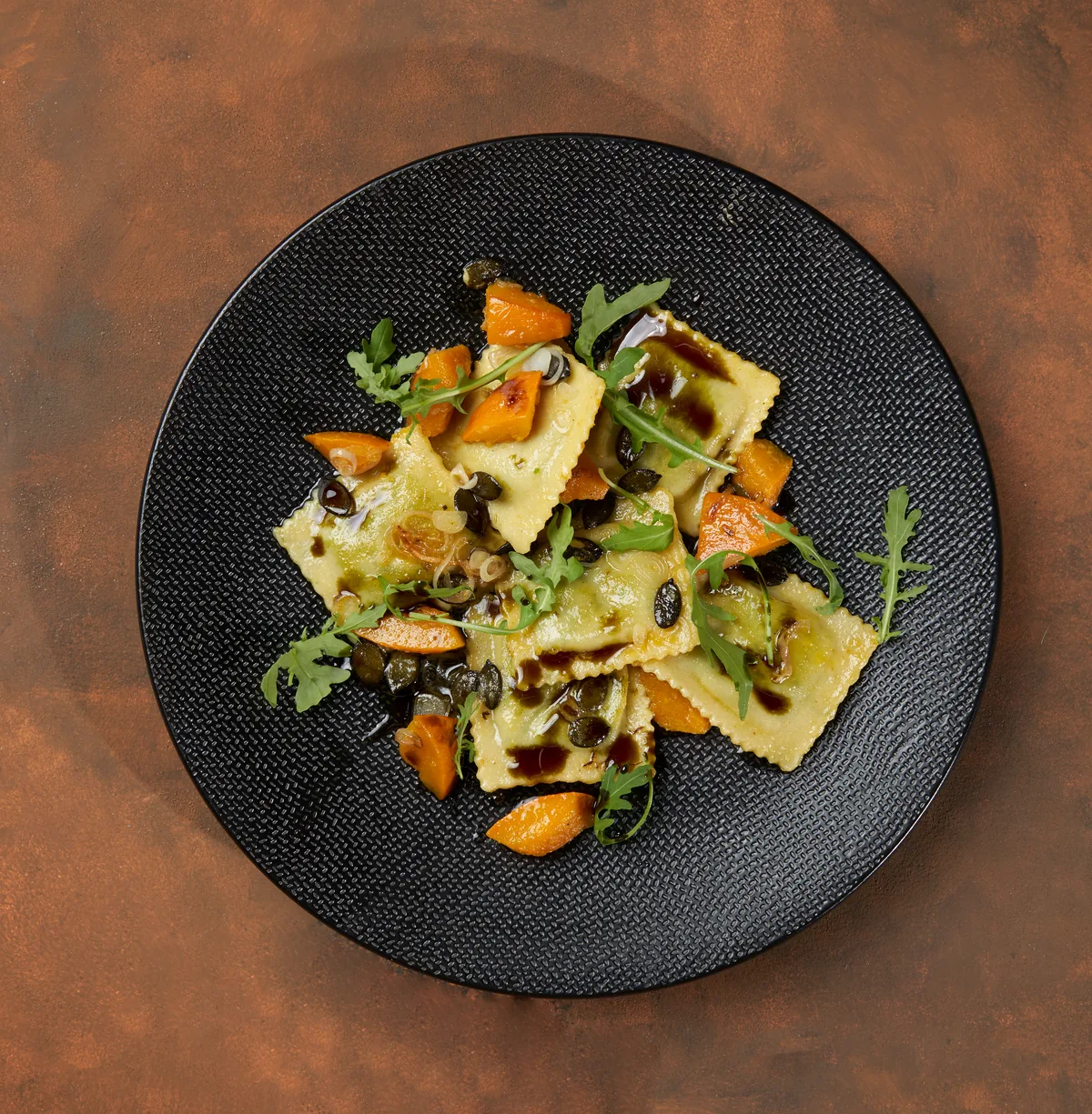 Kürbis-Ingwer-Ravioli angerichtet