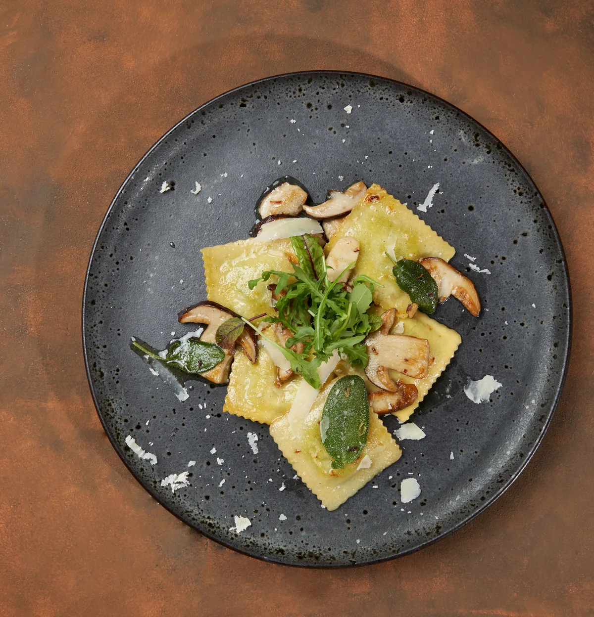 Steinpilz-Ravioli angerichtet