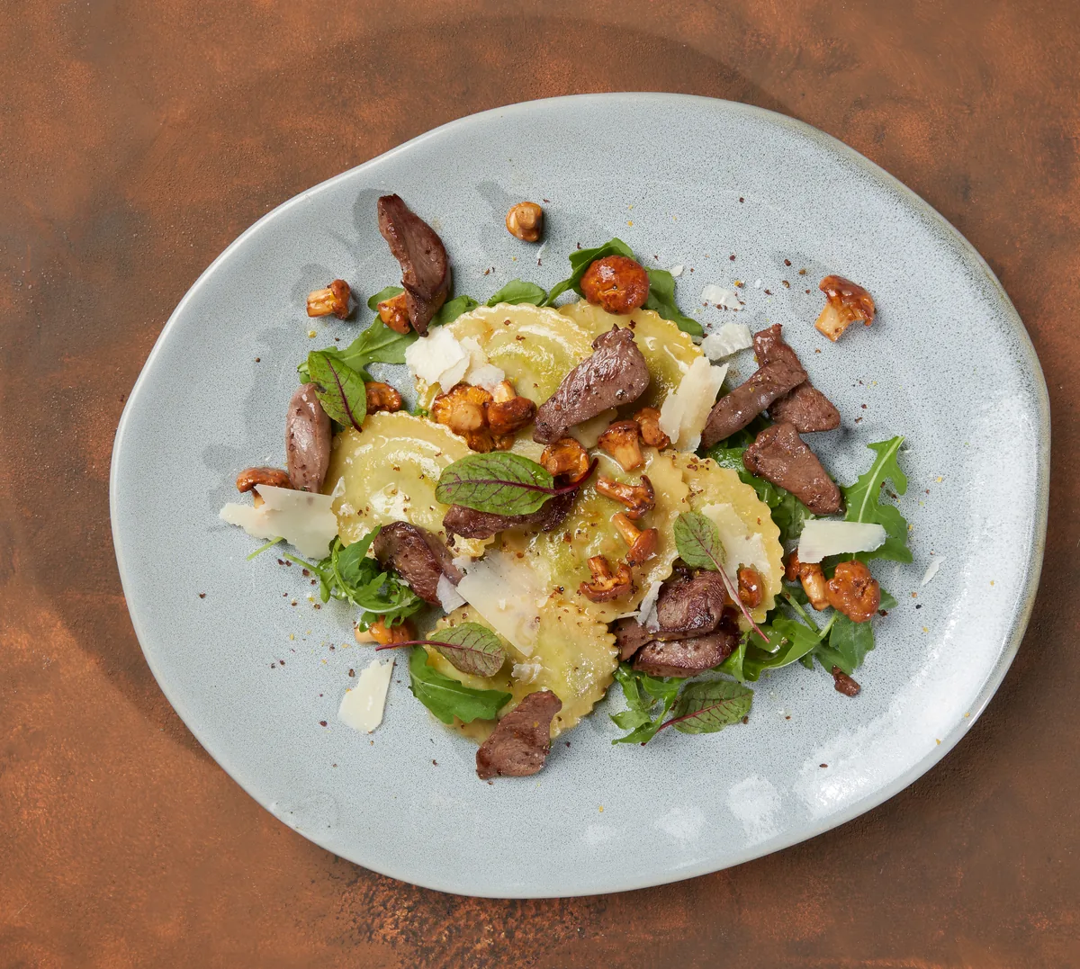 Wildschwein-Ravioli angerichtet